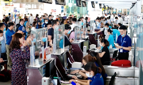 Hành khách tăng đột biến mùa cao điểm, hàng không vẫn chưa phục hồi hoàn toàn