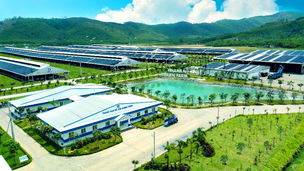 Hệ thống gồm 13 trang trại quy mô và được ứng dụng công nghệ cao của Vinamilk trải dài khắp cả nước .