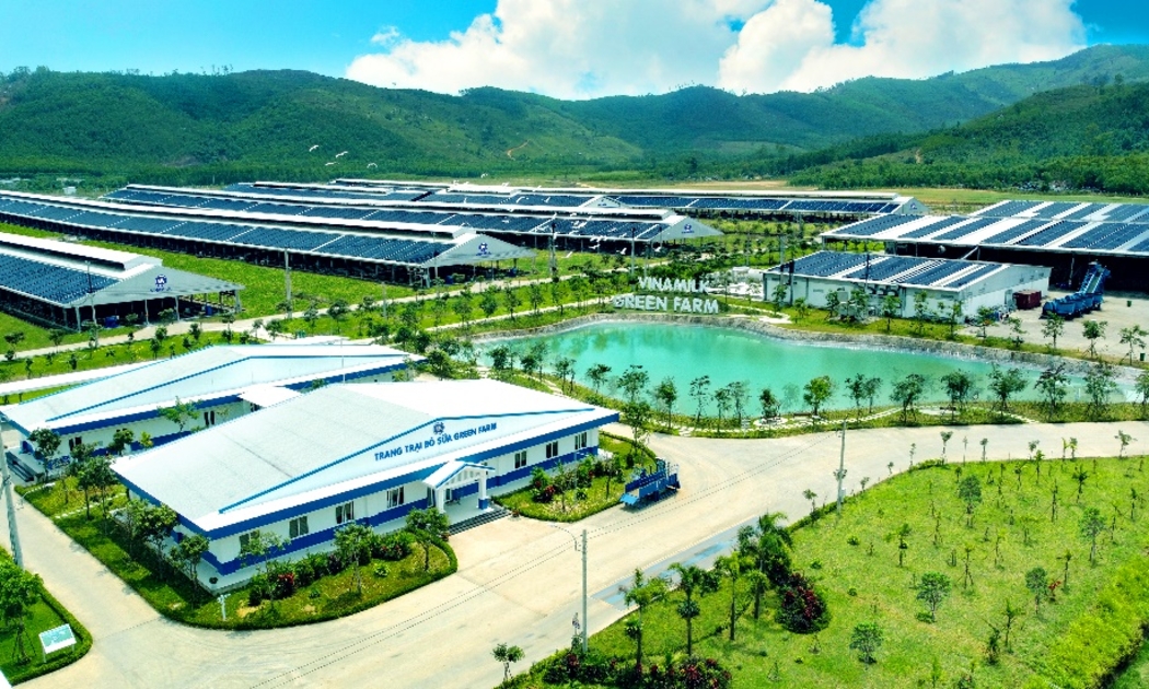 Hệ thống gồm 13 trang trại quy mô và được ứng dụng công nghệ cao của Vinamilk trải dài khắp cả nước .