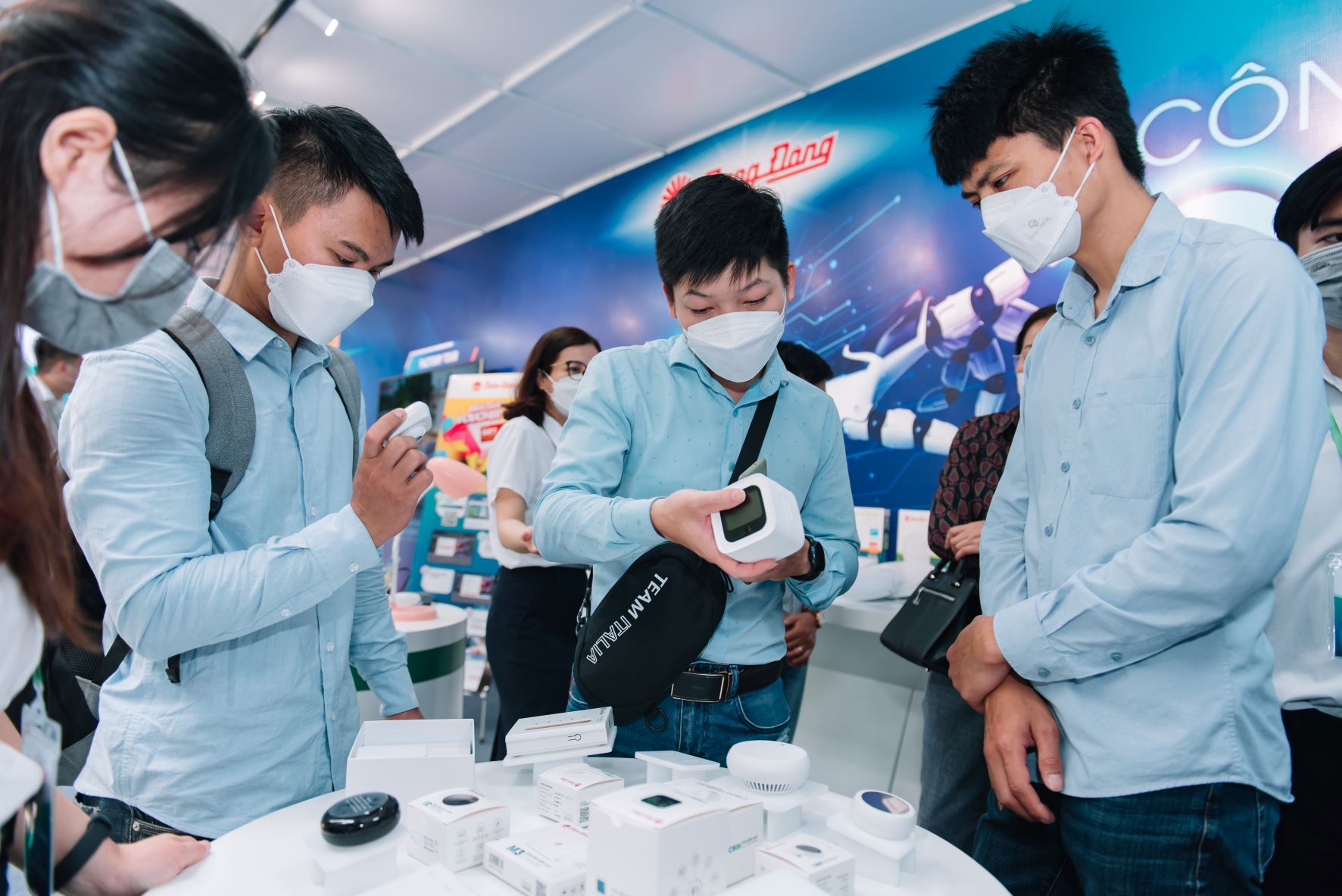 Khách hàng trải nghiệm giải pháp Smart Home tại gian hàng sự kiện.