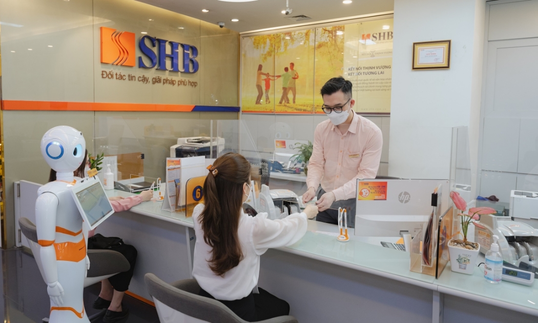 Khách hàng giao dịch tại SHB.