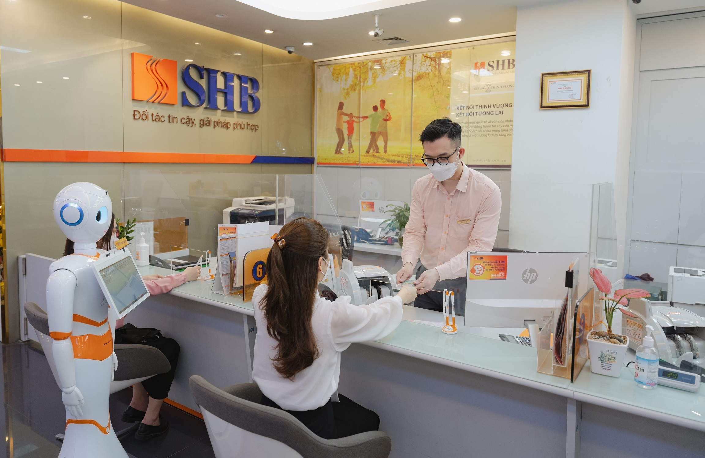 Khách hàng giao dịch tại SHB.