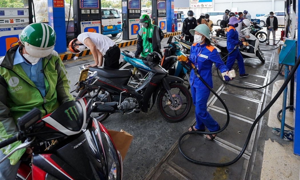 Từ chiều 4/5/2022, giá xăng được điều chỉnh tăng thêm từ 334 đồng/lít - 442 đồng/lít.