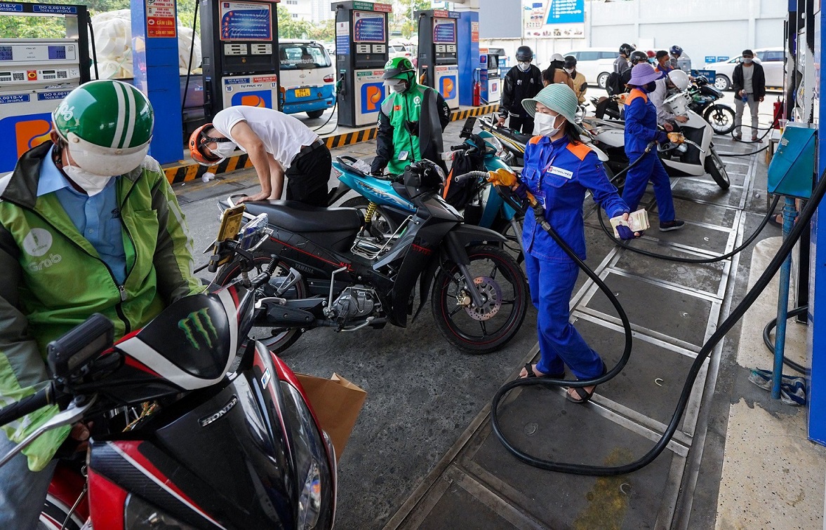  Từ chiều 4/5/2022, giá xăng được điều chỉnh tăng thêm từ 334 đồng/lít - 442 đồng/lít.