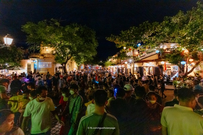 Dòng khách đông đúc đổ về Hội An dịp lễ.