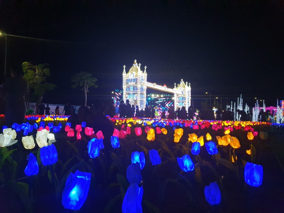 Mũi N&eacute; Summerland sẽ l&agrave; tổ hợp đ&ocirc; thị giải tr&iacute; s&ocirc;i động cả ng&agrave;y lẫn đ&ecirc;m. Ảnh hơn 4.000 du kh&aacute;ch đến với đại nhạc hội Summer Festival 2022 được tổ chức dịp lễ 30/4 - 1/5 vừa qua.