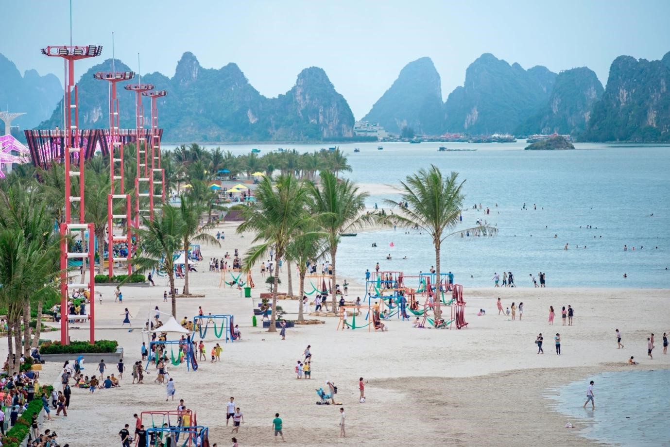 Tiện ích quy mô và cảnh quan thiên nhiên đẹp như một bức tranh là “chìa khóa” giúp Phương Đông Vân Đồn hút du khách.