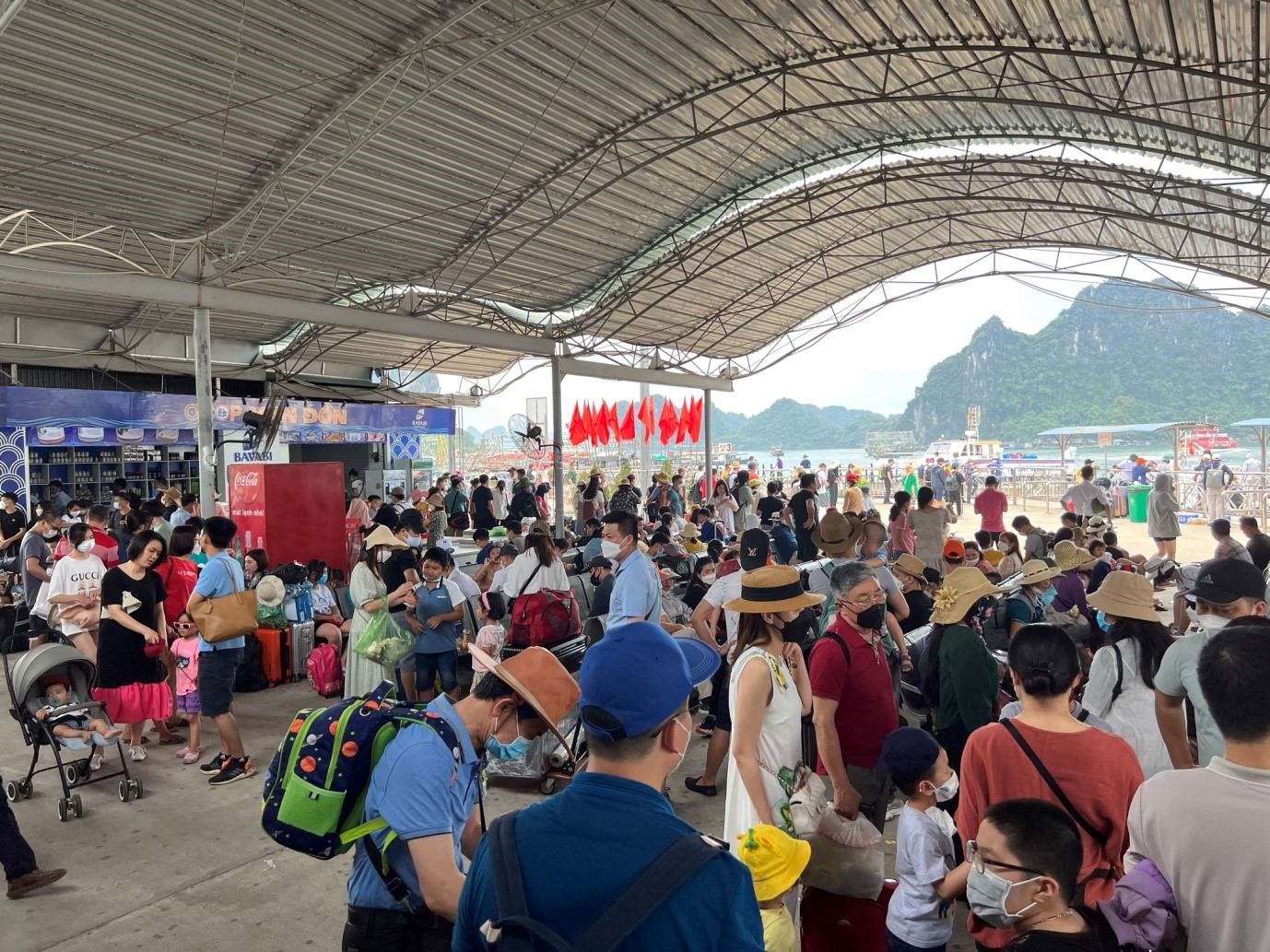 H&agrave;ng ngh&igrave;n du kh&aacute;ch xếp h&agrave;ng chờ mua v&eacute; v&agrave; xuống t&agrave;u tại Cảng C&aacute;i Rồng.