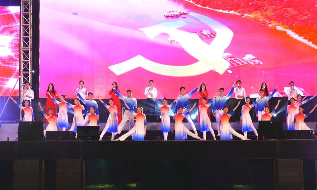 Đêm nhạc gây ấn tượng sâu sắc với khán giả nhờ thể hiện tình yêu và lòng tự hào với quê hương, đất nước.