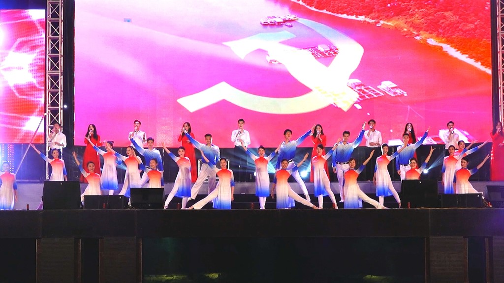 Đêm nhạc gây ấn tượng sâu sắc với khán giả nhờ thể hiện tình yêu và lòng tự hào với quê hương, đất nước.