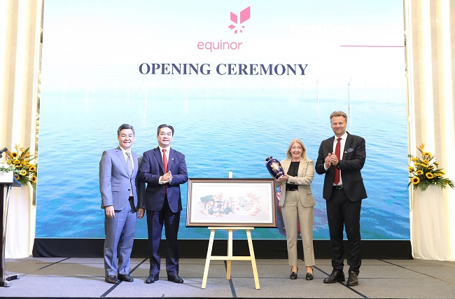 Ông Phạm Tiến Dũng, Phó Tổng giám đốc PetroVietnam và ông Jens Olaf Økland - Phó Chủ tịch Cấp cao của Equinor trao quà lưu niệm.