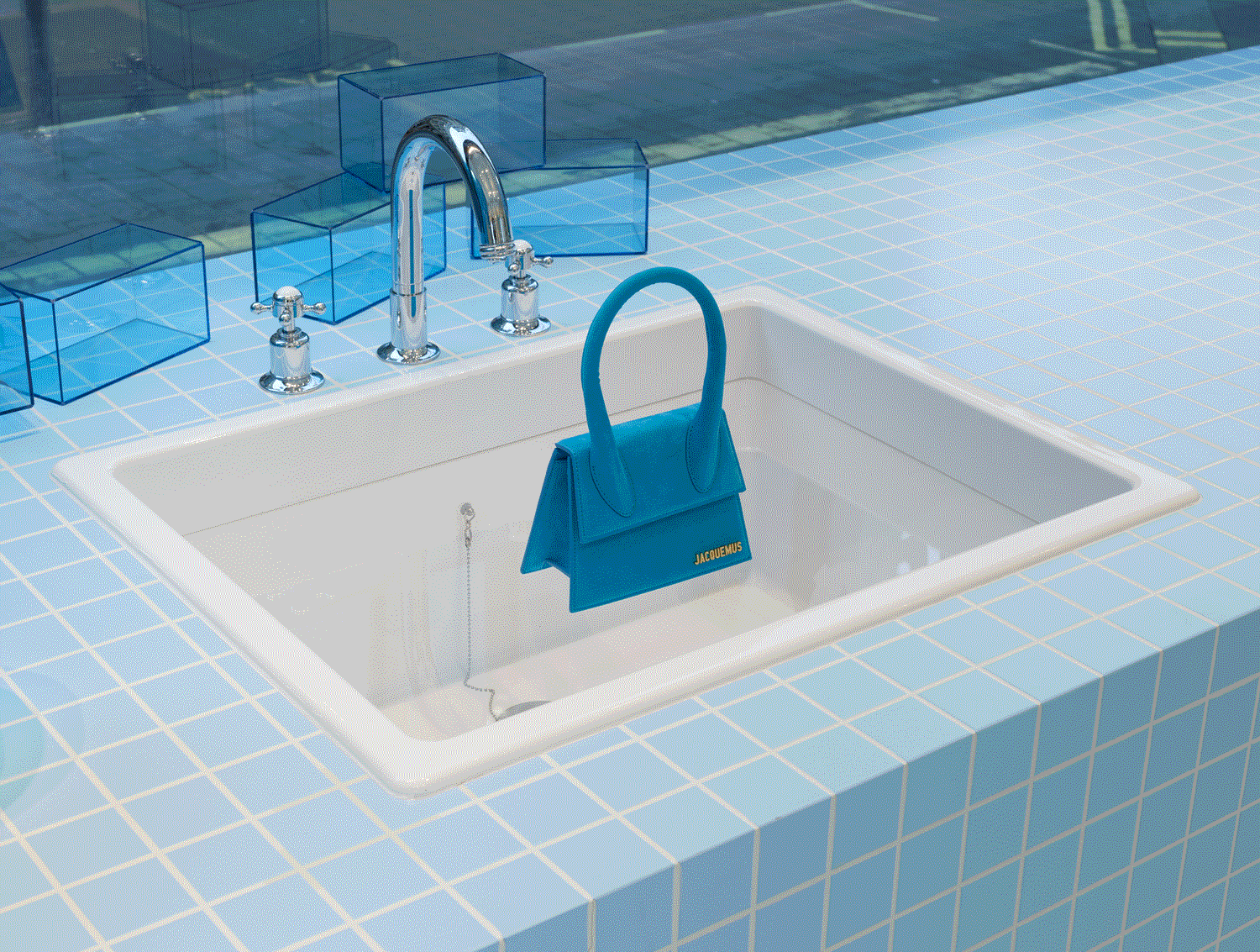 Cửa hàng tràn ngập màu xanh mang tên Le Bleu  của thương hiệu Jacquemus.