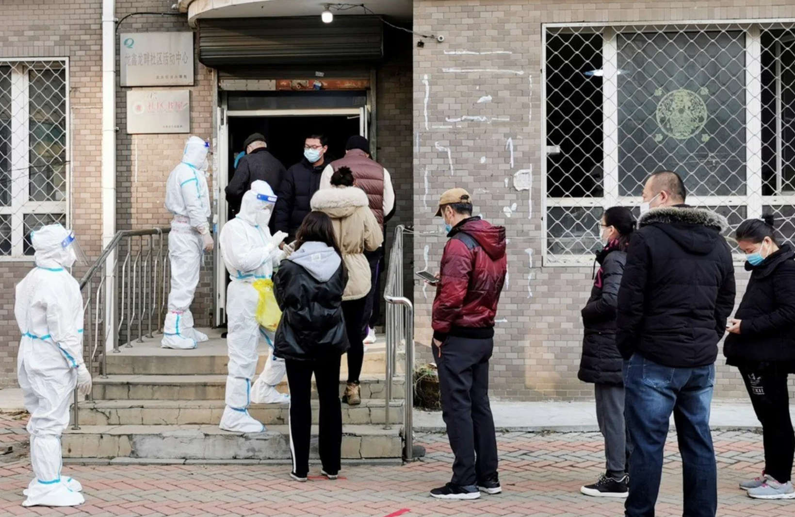 Xếp hàng xét nghiệm tại thành phố Đại Liên, tỉnh Liêu Ninh, Trung Quốc - Ảnh: Getty Images