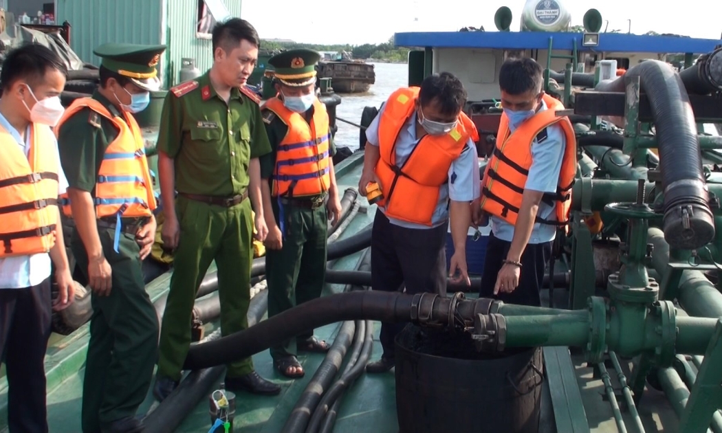 Tàu chở dầu không rõ nguồn gốc bị lực lượng liên ngành kiểm tra, xử lý