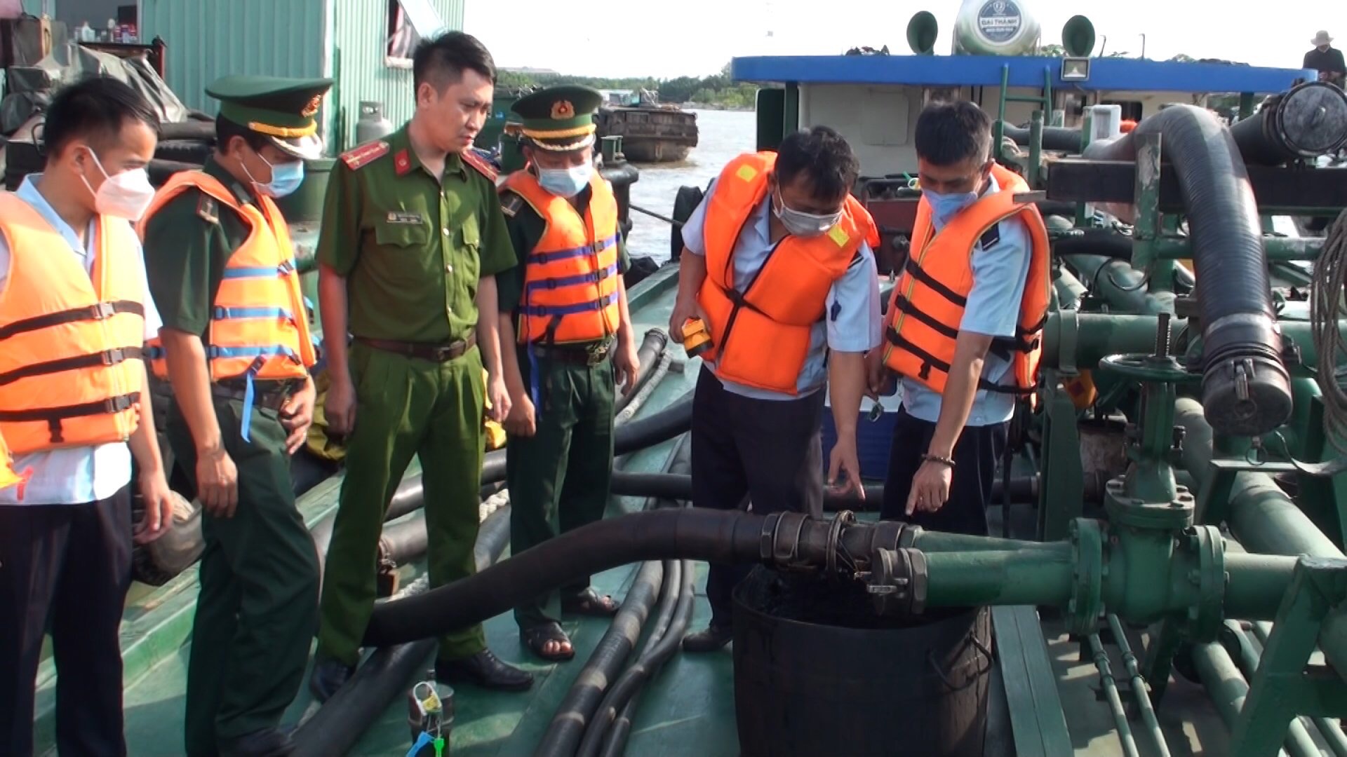 Tàu chở dầu không rõ nguồn gốc bị lực lượng liên ngành kiểm tra, xử lý 