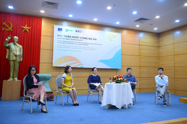 C&aacute;c chuy&ecirc;n gia thảo luận tại hội thảo.