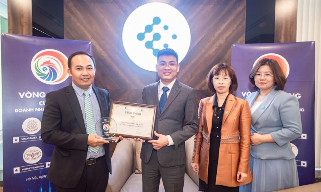 Đại diện Fibo Capital Việt Nam trao bằng khen và kỷ niệm chương cho Doanh nhân Trần Văn Trung (ngoài cùng bên trái) – Người sáng lập Gạo Kiến Quốc.