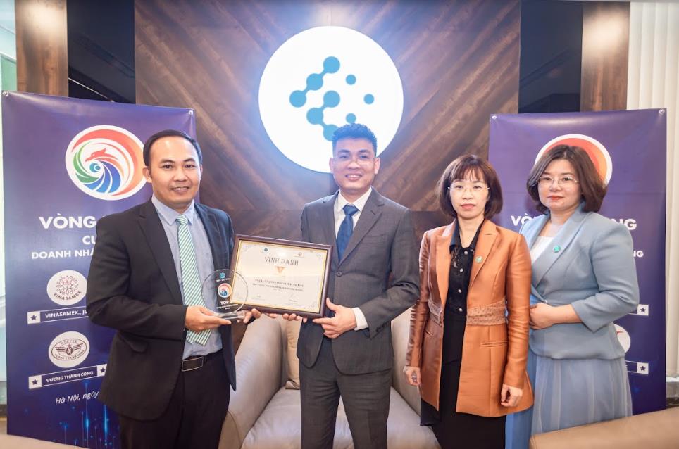 Đại diện Fibo Capital Việt Nam trao bằng khen và kỷ niệm chương cho Doanh nhân Trần Văn Trung (ngoài cùng bên trái) – Người sáng lập Gạo Kiến Quốc.