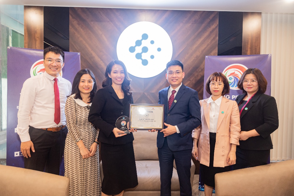 Đại diện Fibo Capital Việt Nam trao bằng khen và kỷ niệm chương cho Doanh nhân Tôn Nữ Xuân Quyên (áo đen đứng giữa) - Người sáng lập BLUSAIGON.