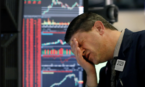 Dow Jones “bay” hơn 1.000 điểm, Nasdaq sụt 5%, dầu vững giá, Bitcoin lao dốc