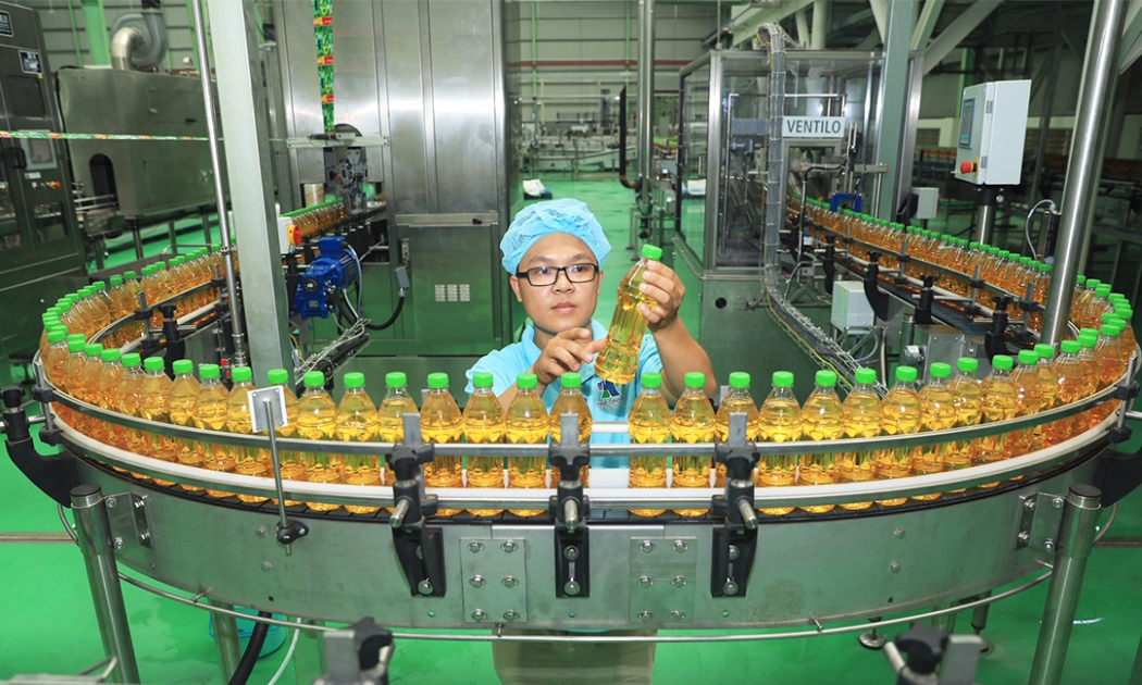 Bên trong một nhà máy sản xuất nước giải khát. Ảnh - VBA.