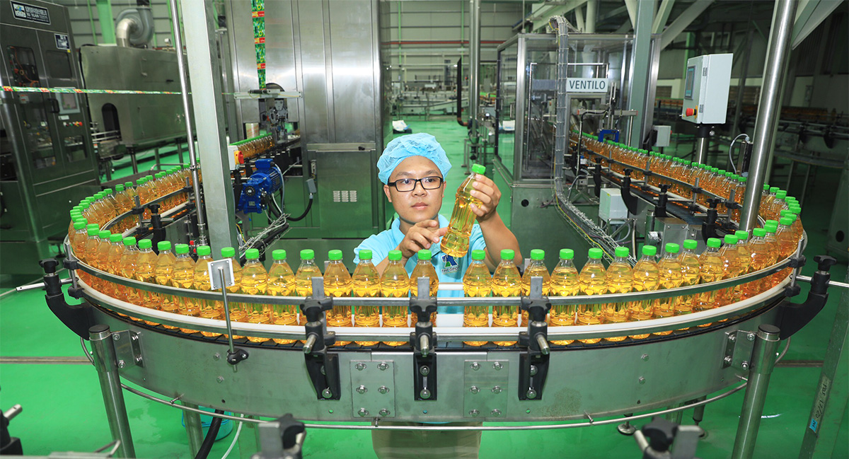 Bên trong một nhà máy sản xuất nước giải khát. Ảnh - VBA. 