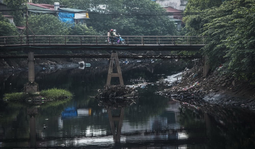 C&aacute;c điểm n&oacute;ng về &ocirc; nhiễm m&ocirc;i trường nước tập trung tr&ecirc;n c&aacute;c lưu vực s&ocirc;ng (Ảnh một đoạt s&ocirc;ng Nhuệ)
