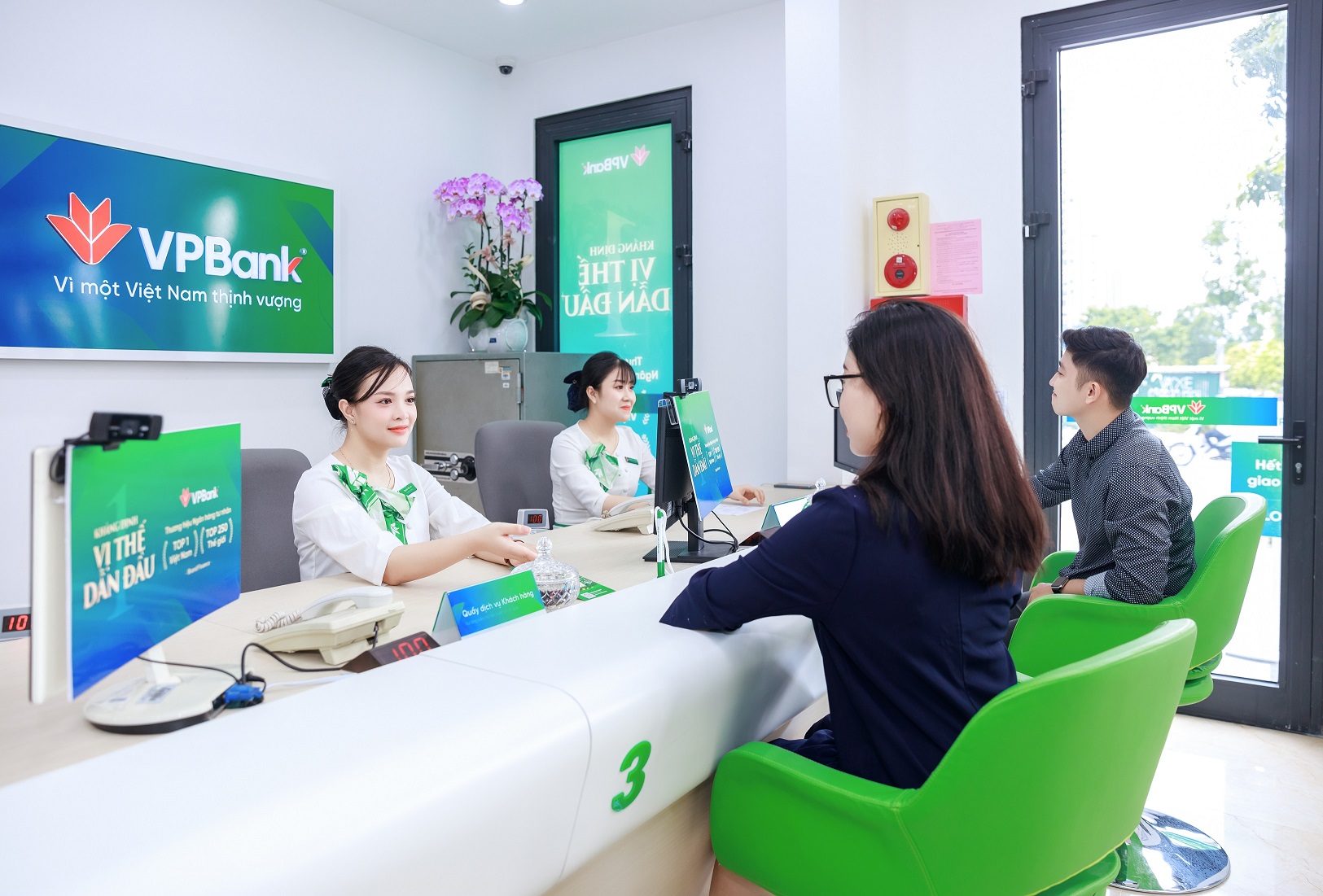 Khách hàng giao dịch tại VPBank.