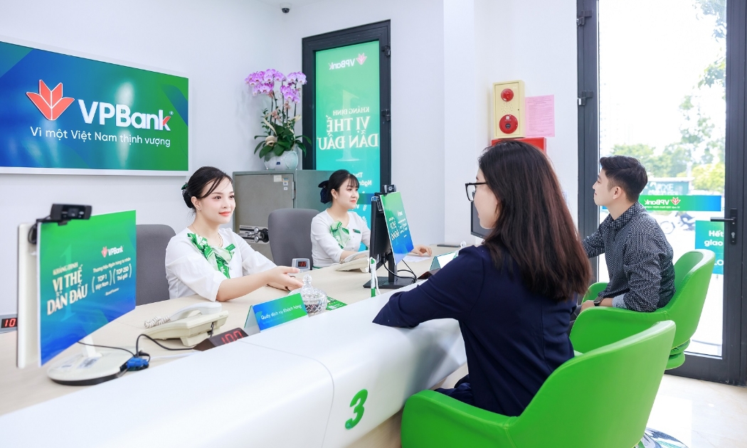Khách hàng giao dịch tại VPBank.