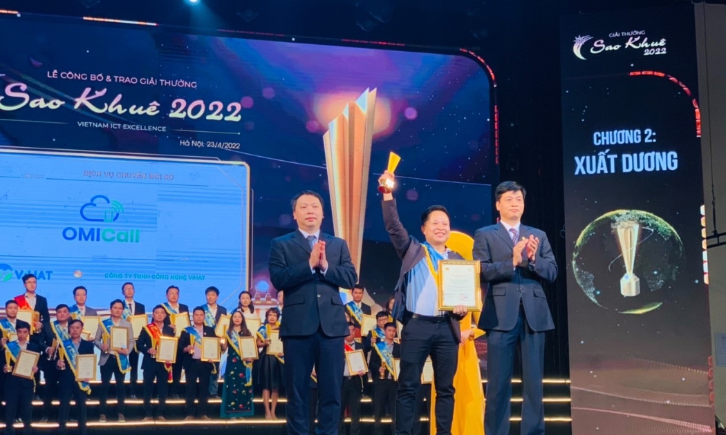 Ông Hoàng Quốc Việt - Đại diện Công ty TNHH Công nghệ ViHAT nhận giải Sao Khuê 2022,