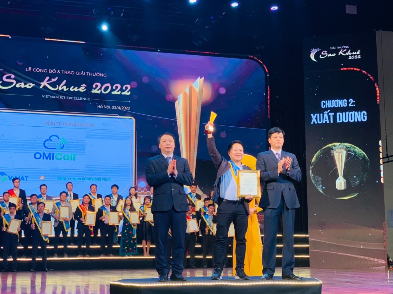 Ông Hoàng Quốc Việt - Đại diện Công ty TNHH Công nghệ ViHAT nhận giải Sao Khuê 2022,