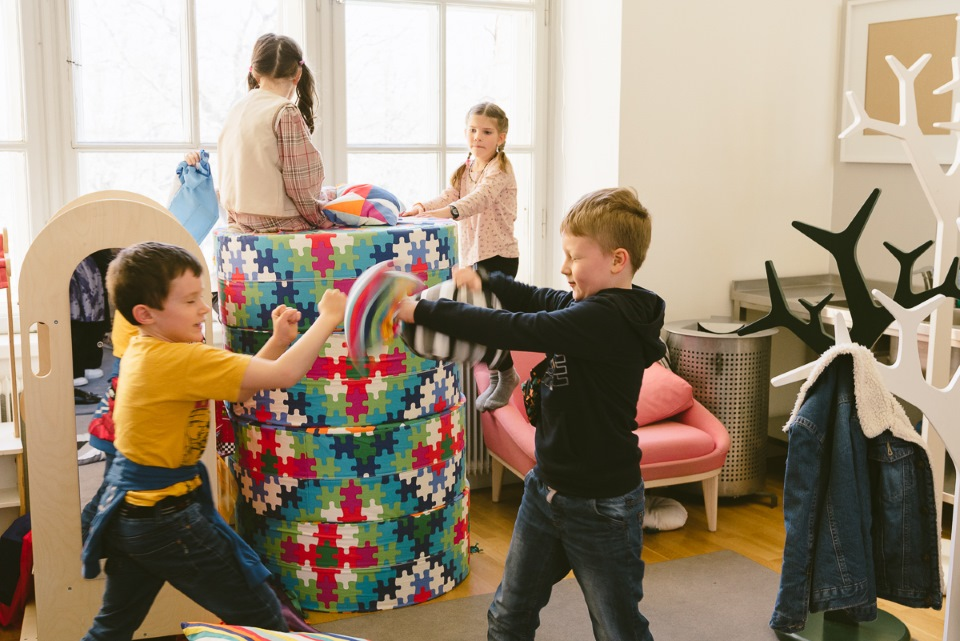 Trẻ em Ukraine vui chơi ở trung t&acirc;m.