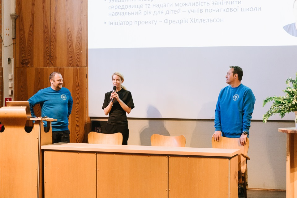 C&ocirc;ng ch&uacute;a Victoria v&agrave; Ho&agrave;ng tử Daniel &nbsp;tham gia một buổi học ở trung t&acirc;m.