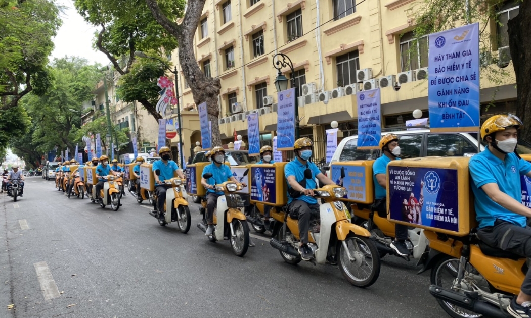 Lễ ra quân hưởng ứng Tháng vận động triển khai bảo hiểm xã hội toàn dân sáng 8/5. Ảnh - BHXH Việt Nam.