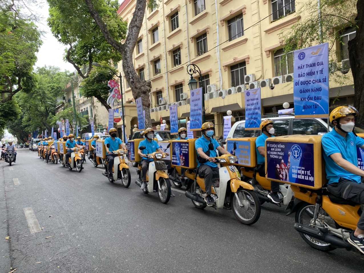 Lễ ra quân hưởng ứng Tháng vận động triển khai bảo hiểm xã hội toàn dân sáng 8/5. Ảnh - BHXH Việt Nam. 