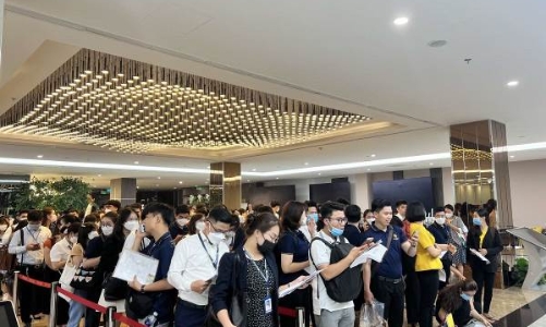 Hàng ngàn người xếp hàng chờ đăng ký quyền mua căn hộ The Beverly Solari