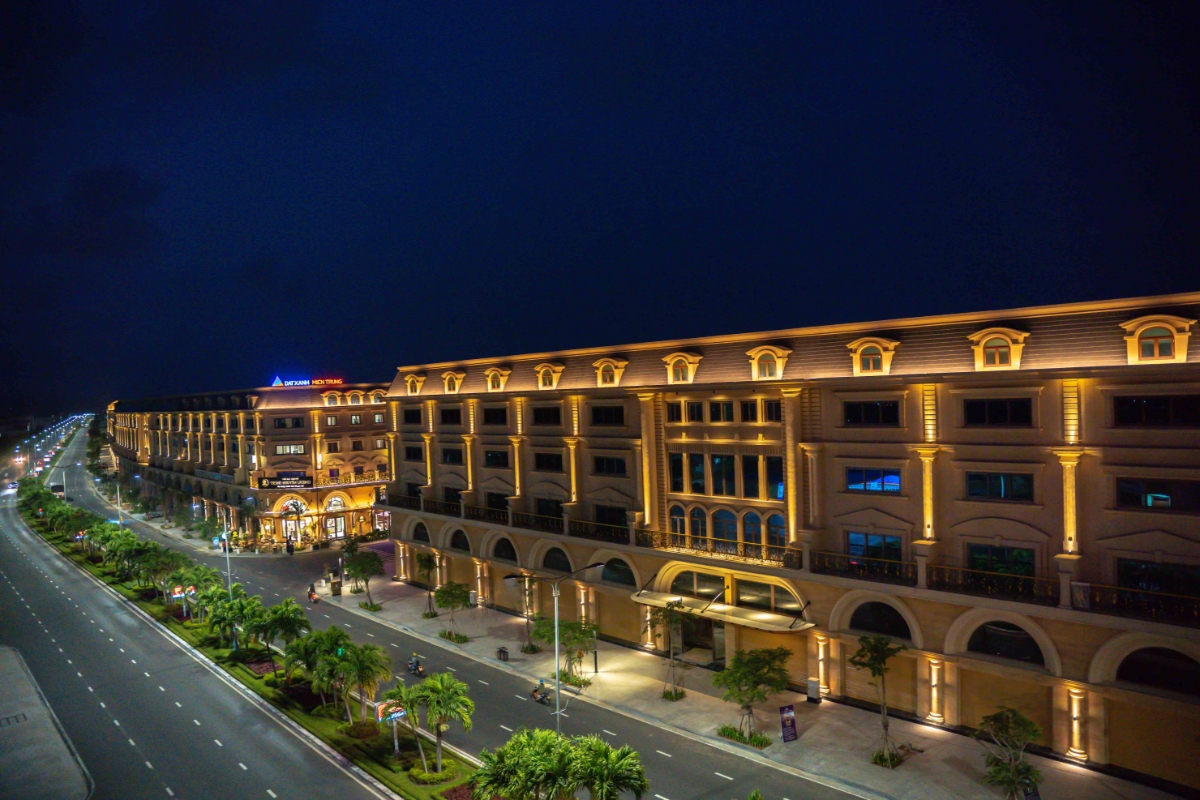 T&ograve;a boutique hotel l&agrave;m bừng s&aacute;ng đại lộ H&ugrave;ng Vương với hệ &aacute;nh s&aacute;ng đẳng cấp ti&ecirc;u chuẩn quốc tế.