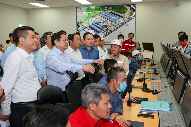 Thủ tướng Phạm Minh Chính và đoàn công tác tới kiểm tra, làm việc tại dự án Nhiệt điện Thái Bình 2 (ảnh VGP)