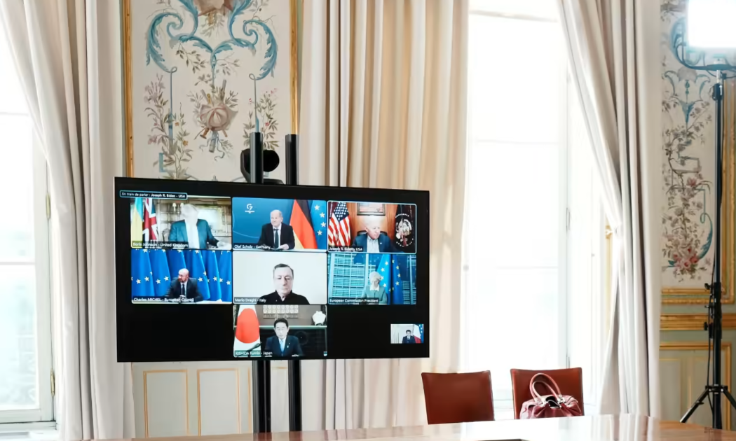 Màn hình cuộc họp qua video của các nhà lãnh đạo G7 với Tổng thống Ukraine ngày 8/5 tại Điện Elysee, Paris, Pháp - Ảnh: Reuters