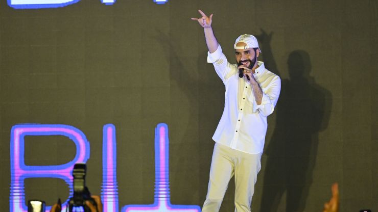 Tổng thống El Salvador, Nayib Bukele, tại hội nghị Bitcoin Latinh (LaBitConf) ở bãi biển Mizata, El Salvador, nơi ông công bố kế hoạch “Thành phố Bitcoin" ngày 20/11/2021 - Ảnh: Getty Images