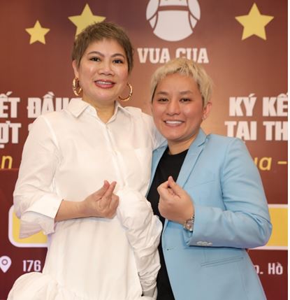 Shark Li&ecirc;n v&agrave; CEO Vua Cua tại sự kiện k&yacute; kết r&oacute;t vốn lần 2.