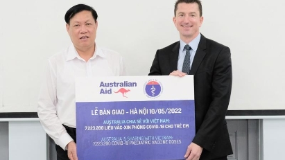 Australia provides vaccines for children in Vietnam