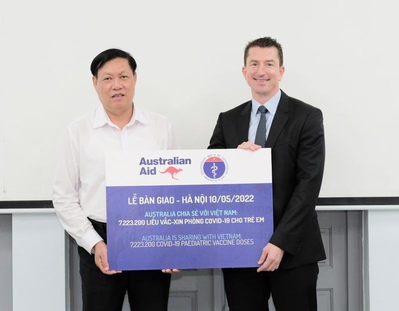 Australia provides vaccines for children in Vietnam
