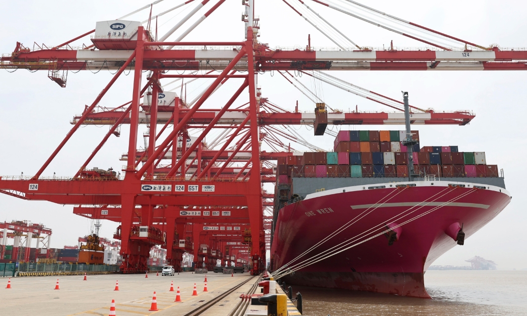 Một tàu container từ Nhật Bản đang neo đậu tại cảng Yangshan, Thượng Hải ngày 27/4 - Ảnh: AP