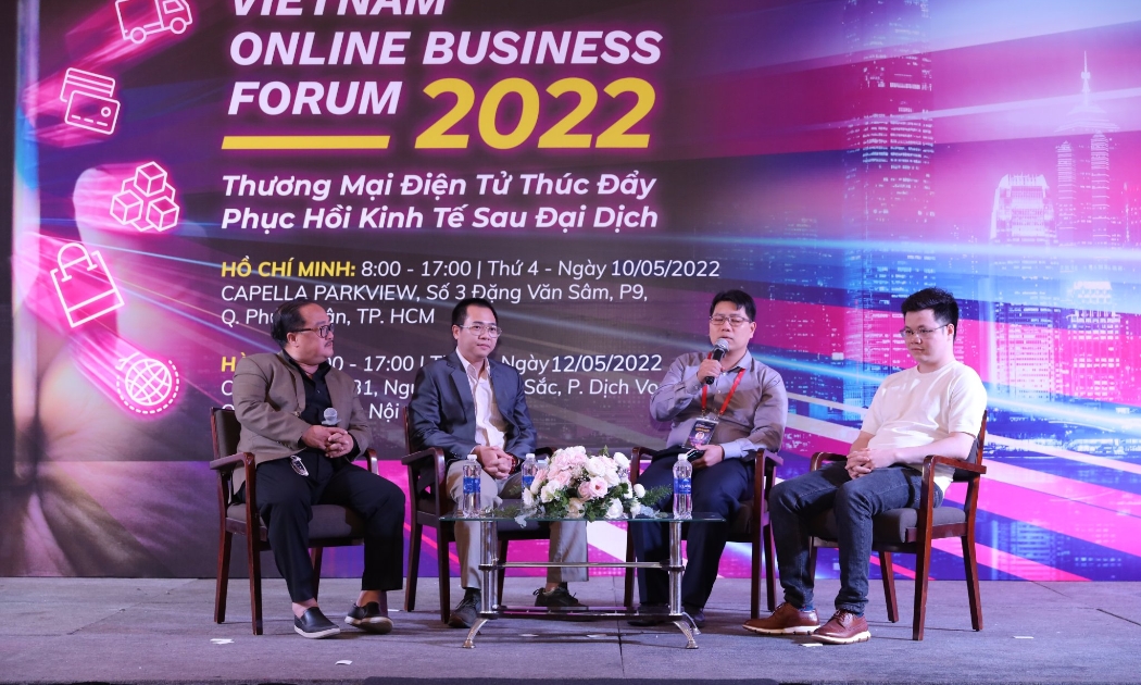 Ông Nguyễn Ngọc Dũng, Chủ tịch VECOM (người bên trái) cùng các diễn giả tại VOBF 2022.