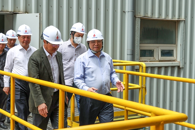Thủ tướng Phạm Minh Chính và đoàn công tác tới kiểm tra, làm việc tại dự án Nhiệt điện Thái Bình 2. (Ảnh: VGP)