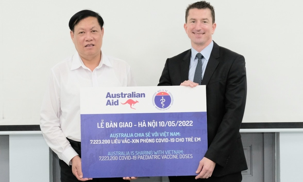 Thứ trưởng Bộ Y tế Đỗ Xuân Tuyên tiếp nhận tượng trưng hơn 7,2 triệu liều vaccine Australia tặng Việt Nam. Ảnh - Trần Minh.