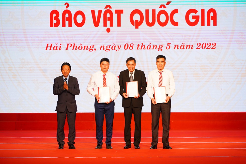 Lần đầu tiên 12 bảo vật quốc gia của Hải Phòng được trưng bày cho công chúng thăm quan, thưởng lãm