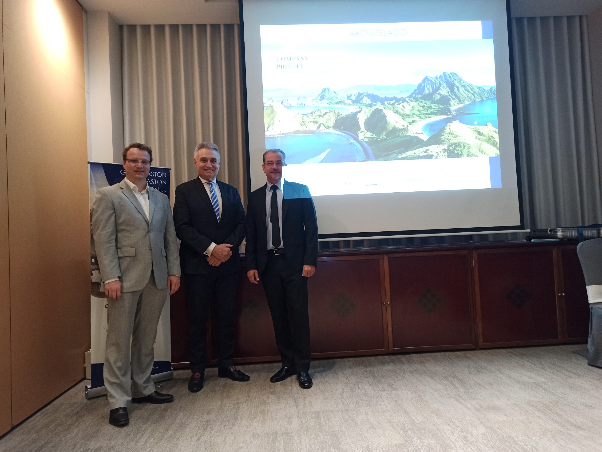 Ông John Gardner - CEO Archipelago Indochina; Martin Koerner - COO Archipelago Indochina và ông Norbert Vas - Phó Chủ Tịch tập đoàn Archipelago International tại buổi gặp gỡ với báo chí.