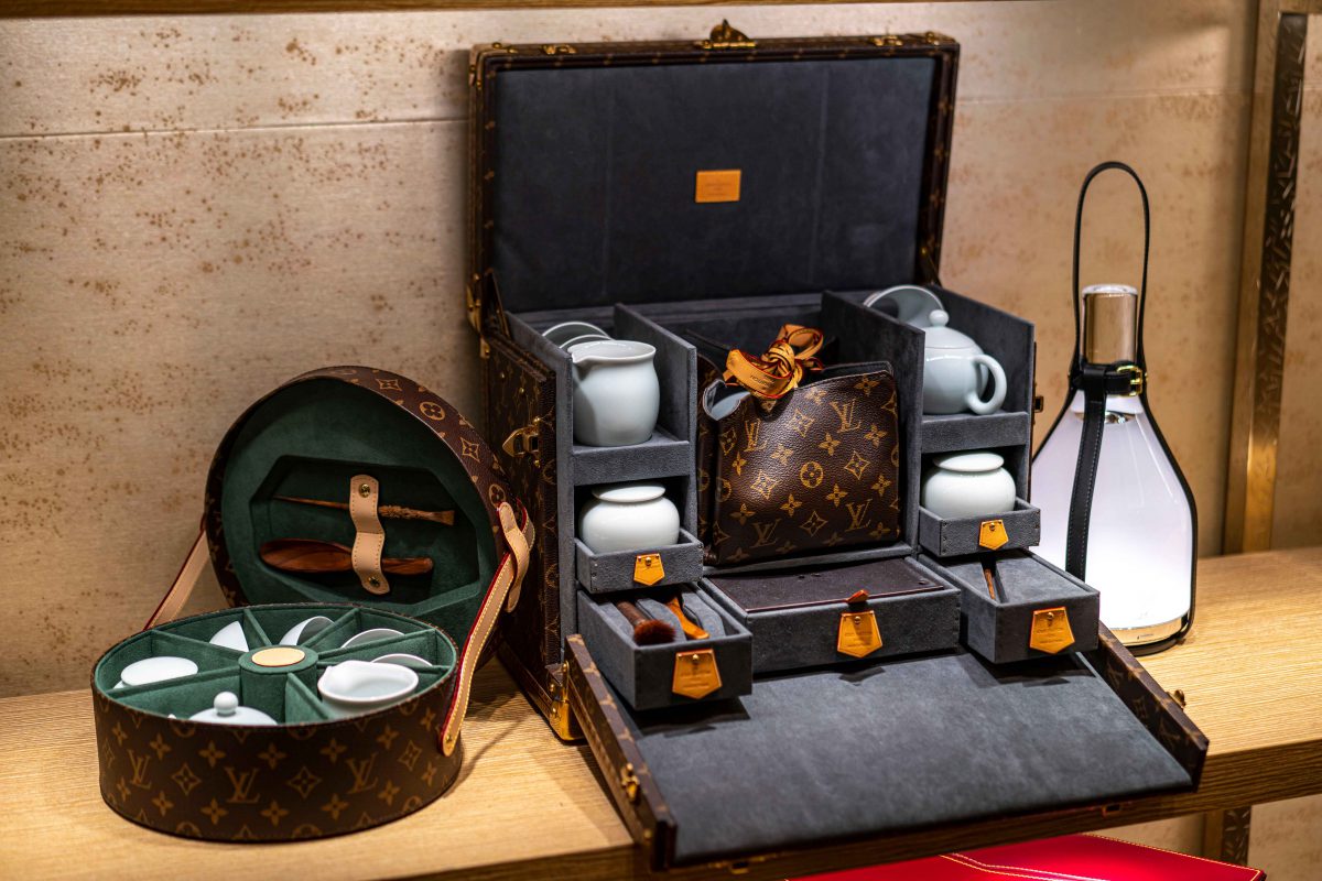 Rương Louis Vuitton được biến hóa thành hộp đựng tách trà và bộ trà cụ.